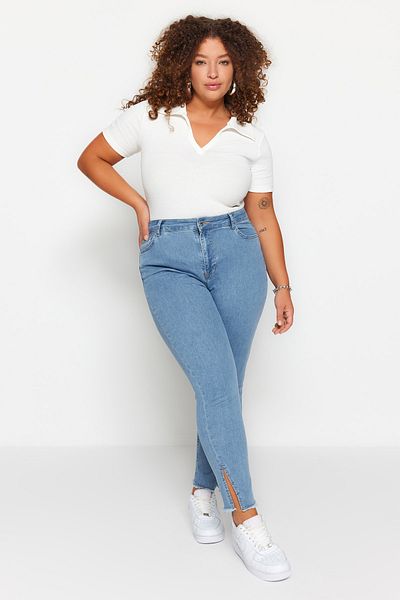 Trendyol Curve Blaue, flexible Skinny-Denim-Jeans mit Schlitz und Quastendetail TBSSS23CJ00020