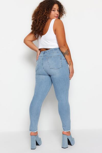 Trendyol Curve Světle modré flexibilní úzké džínové džíny s detailem rozparku a střapce TBBSS23CJ00020