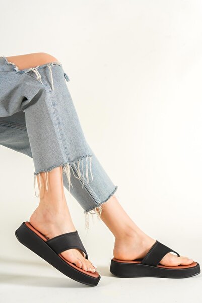 Capone Outfitters Klapki japonki Capone na płaskim obcasie Komfortowe satynowe modne czarne kapcie damskie