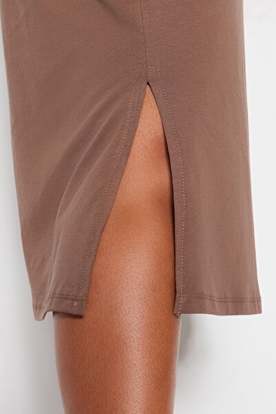 Trendyol Curve Nagy méretű barna kötött ruha - nyakú, nyomott és hasított, 100% pamut TBBSS23AH00156