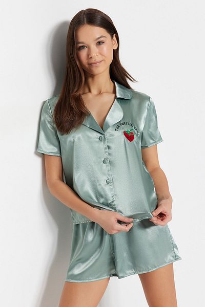 Trendyol Collection Satin-gewebtes Pyjama-Set – Shorts mit Mint-Erdbeer-Stickerei, THMSS22PT0395