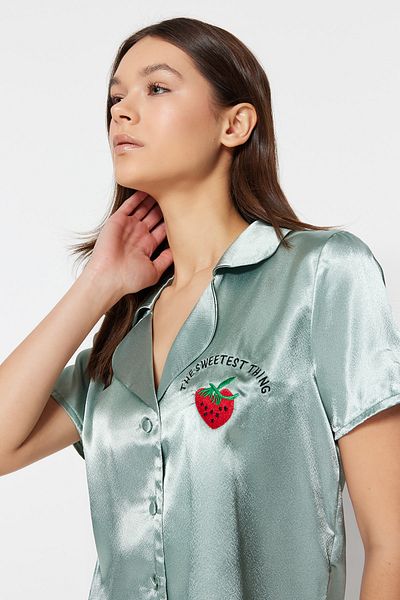Trendyol Collection Satin-gewebtes Pyjama-Set – Shorts mit Mint-Erdbeer-Stickerei, THMSS22PT0395