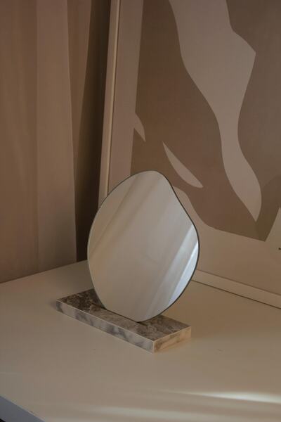 FNC CONCEPT Yuvarlak Makyaj Aynası Mermer Asimetrik Ayna Dekoratif Selfie Aynası Ev Dekorasyon 23x23 Cm