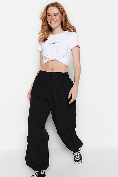 Trendyol Collection Černé kalhoty Jogger Normal Waist Elastické tkané kalhoty TWOSS23PL00158