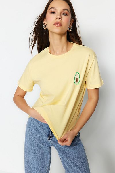 Trendyol Collection Sárga, 100% pamut kényelmes szabású Basic Fruit hímzett, nyakú, kötött póló TWOSS21TS0338