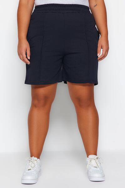 Trendyol Curve Marineblaue, dünne, gerippte, gestrickte Shorts in Übergröße TBBSS23AP00004