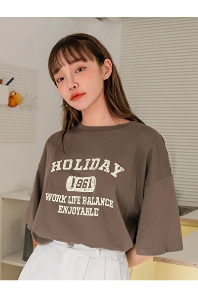 MOONBULL Μπλουζάκι Oversize Holiday 1961 με στάμπα καφέ