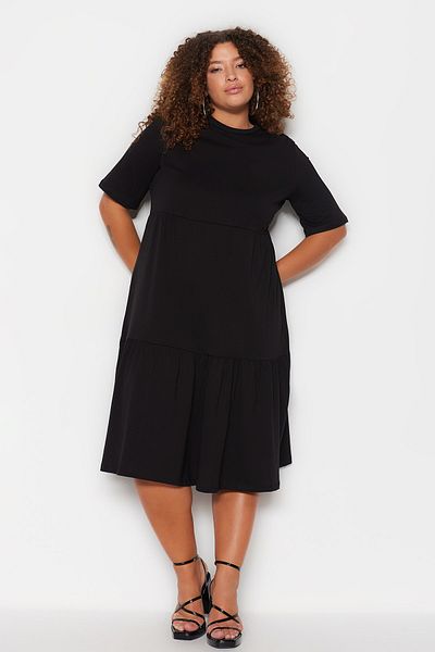 Trendyol Curve Schwarzes Volantkleid mit Rundhalsausschnitt - 100 % Baumwolle TBBSS23AH00129