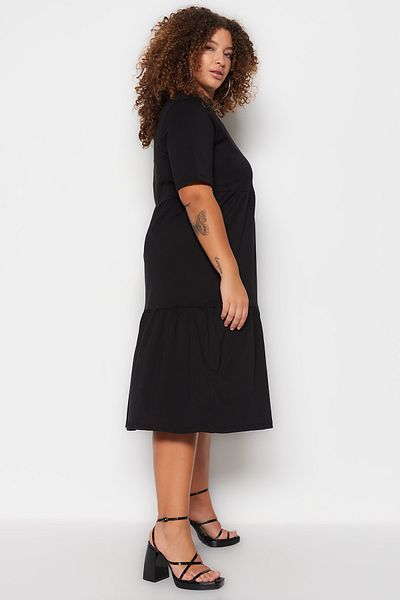 Trendyol Curve Schwarzes Volantkleid mit Rundhalsausschnitt - 100 % Baumwolle TBBSS23AH00129