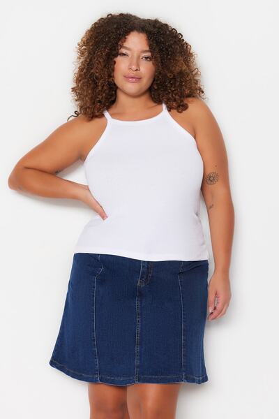 Trendyol Curve قميص داخلي محبوك أساسي بياقة رسن أبيض TBBSS23CV00000