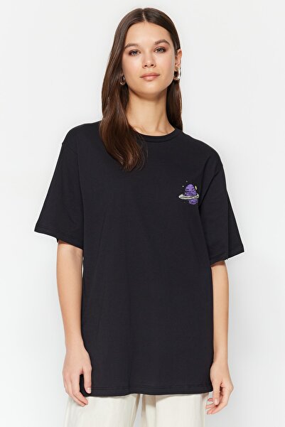 Trendyol Collection Černá 100% bavlna vpředu a vzadu Galaxy Potištěné Boyfriend Fit Crew Neck Pletené tričko TWOSS23TS00257