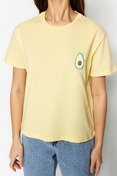 Trendyol Collection Sárga, 100% pamut kényelmes szabású Basic Fruit hímzett, nyakú, kötött póló TWOSS21TS0338