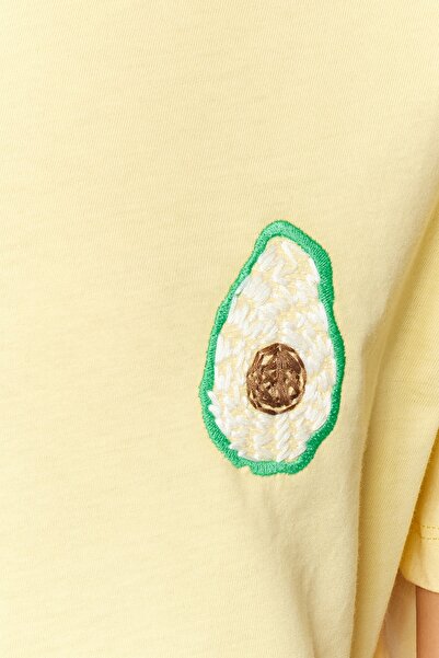 Trendyol Collection Sárga, 100% pamut kényelmes szabású Basic Fruit hímzett, nyakú, kötött póló TWOSS21TS0338