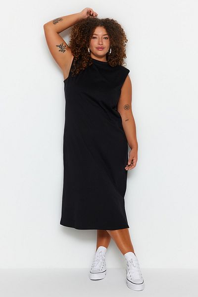 Trendyol Curve Dlhé čierne maxi šaty – výstrih a vatovaný detail TBBSS23AH00079