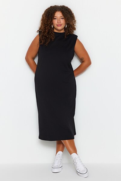 Trendyol Curve Długa czarna sukienka maxi - okrągły dekolt i watowane detale TBBSS23AH00079