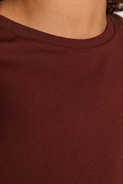 Trendyol Curve Hnědé pletené tričko Crew Neck – potištěné na zadní straně, 100% bavlna TBBSS23BF00024