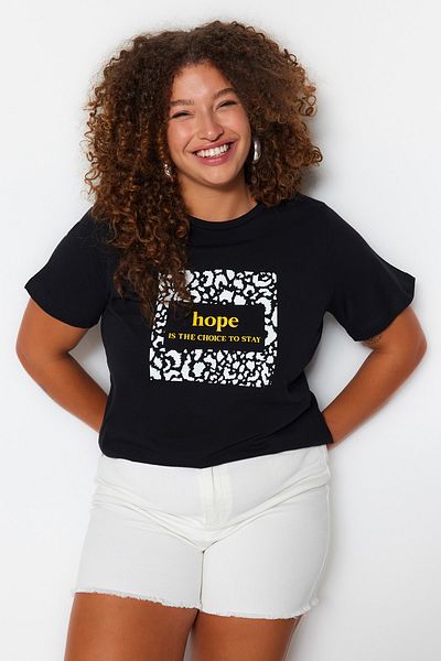 Trendyol Curve Schwarzes bedrucktes T-Shirt mit Rundhalsausschnitt – 100 % Baumwolle TBBSS23BF00025