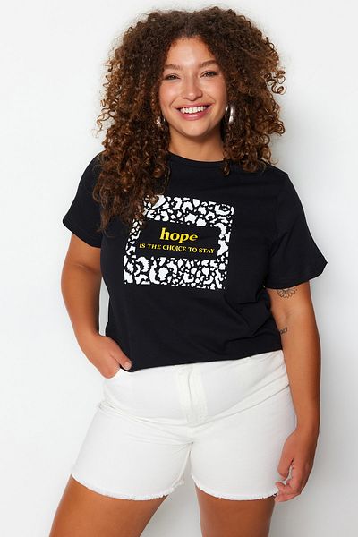 Trendyol Curve Schwarzes bedrucktes T-Shirt mit Rundhalsausschnitt – 100 % Baumwolle TBBSS23BF00025