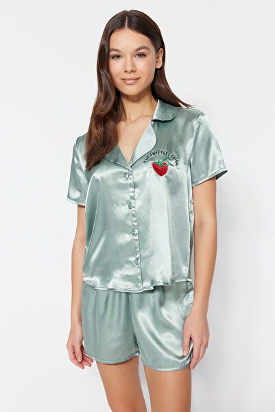Trendyol Collection Mentově vyšívaná saténová košile-šortky Tkané pyžamové soupravy THMSS22PT0395