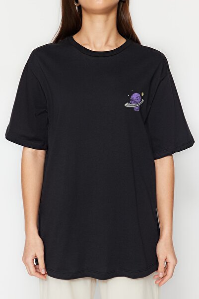 Trendyol Collection Černá 100% bavlna vpředu a vzadu Galaxy Potištěné Boyfriend Fit Crew Neck Pletené tričko TWOSS23TS00257