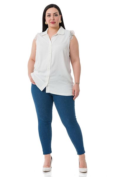 DISENTIS MODEST Plus Size Sleeveless White Shirt with Lace Detail on the Shoulders and Side Slits