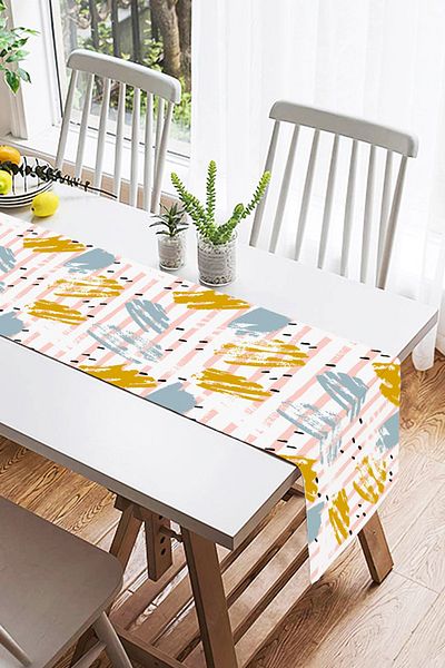 Realhomes Suede Runner με ακουαρέλα ροζ πλαϊνή γραμμή μοτίβο σε λευκό φόντο