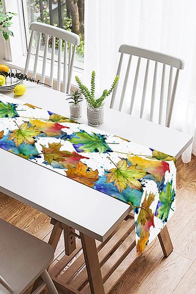 Realhomes Ψηφιακό τυπωμένο σχέδιο Suede Runner με μοτίβο φύλλων φθινοπώρου σε λευκό φόντο