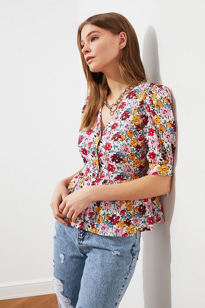 Trendyol Collection Mehrfarbiges gewebtes Hemd mit Ballonärmeln und V-Ausschnitt und Blumenmuster TWOSS21GO0555