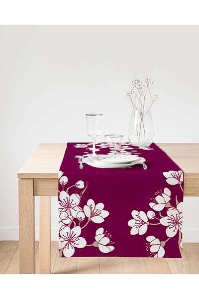Realhomes Ψηφιακό τυπωμένο σχέδιο Suede Runner με λουλουδάτο μοτίβο σε λευκό χρώμα σε μπορντό φόντο