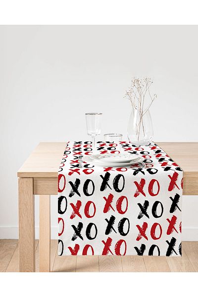 Realhomes Suede Runner με σχέδιο Xo σε λευκό φόντο