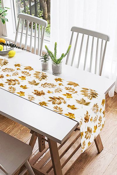 Realhomes Ψηφιακό τυπωμένο Suede Runner με μοτίβο φύλλων χρυσού σε λευκό φόντο