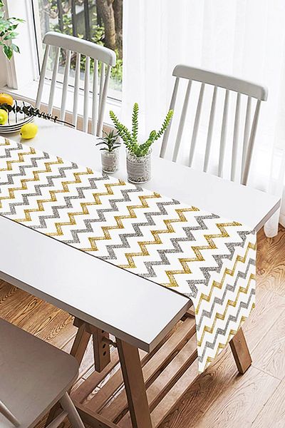 Realhomes Ψηφιακή τυπωμένη ειδική σχεδίαση Suede Runner με χρυσές και μαύρες ρίγες σε λευκό φόντο