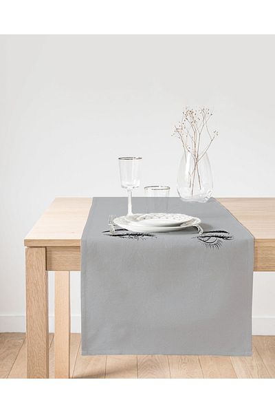 Realhomes Ειδικά σχεδιασμένο Suede Runner με μοτίβο βλεφαρίδων σε γκρι φόντο