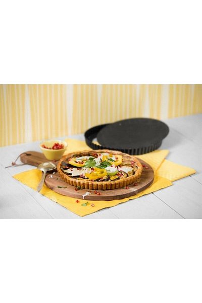 KAISER 28 cm Black Tart Mold with Detachable Base and Delicious
