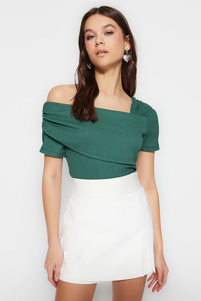 Trendyol Collection Smaragdgrüner, asymmetrischer, taillierter/körperbetonter Strickbody mit Druckknöpfen, Kragen TWOSS23BD00060