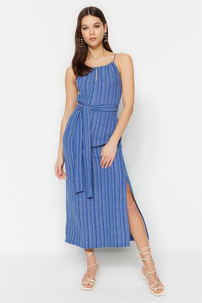 Trendyol Collection Indigo ζωσμένο ίσιο κοψίδι με λεπτομέρεια Midi υφαντό φόρεμα TWOSS23EL02229