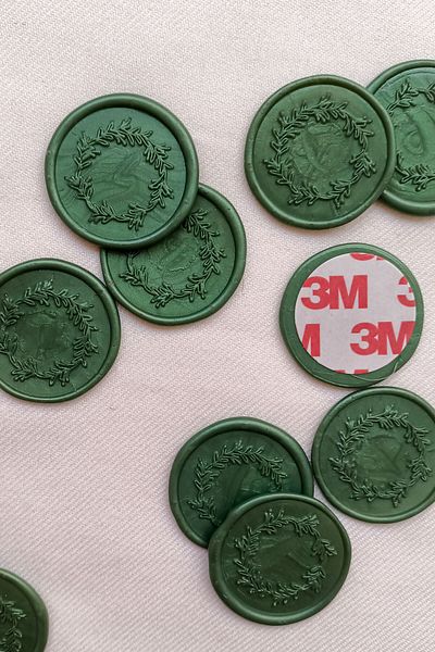 Dekorden 50 Adhesive Ready Seals - Emerald Green