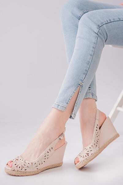 Kartezyen Fındık Burunlu Nakışlı Ayakkabı