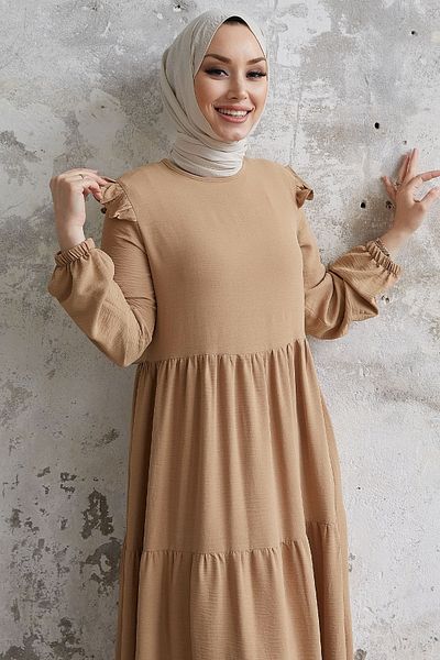 InStyle Rochie casual Neya cu umeri cu voloane - Bej