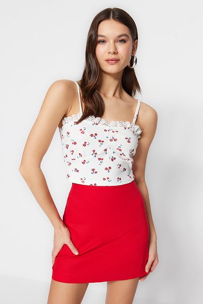 Trendyol Collection Bluză tricotată Super Crop din țesătură cu vafe, cu bretele cu imprimeu floral alb TWOSS23BZ00375