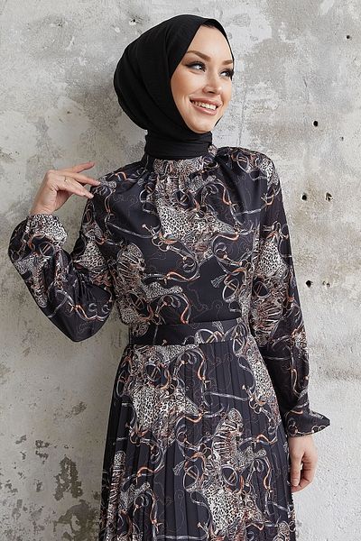 InStyle Pelda gemustertes Satinkleid mit Gürtel – Schwarz