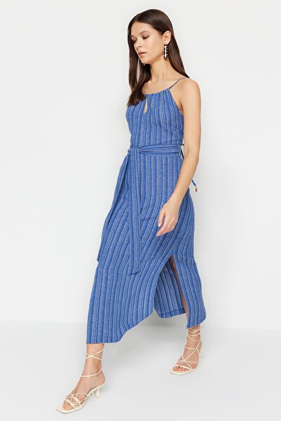 Trendyol Collection Indigo pásek rovného střihu rozparek Detailní midi tkané šaty TWOSS23EL02229