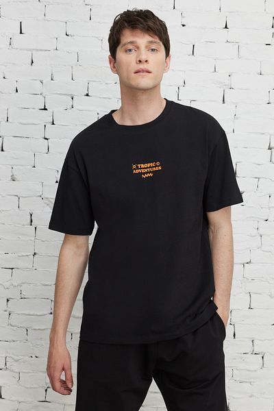 AC&Co / Altınyıldız Classics Pánské černé tričko Boxy Fit Crew Neck 100% bavlna s potiskem