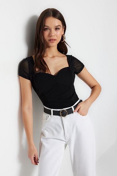 Trendyol Collection Czarne dopasowane/dopasowane do ciała body z tiulu, z delikatną krepą, z elastycznej dzianiny TWOSS23BD00072