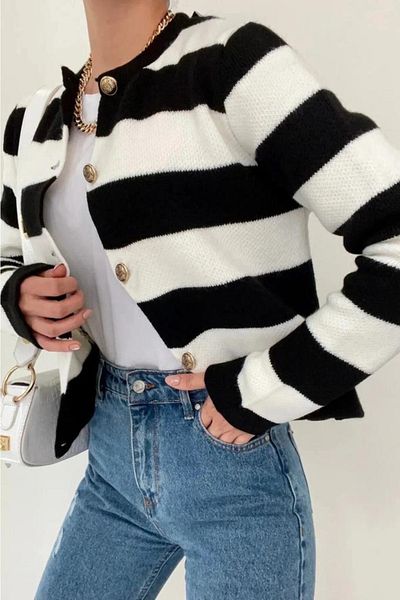 MODAGEN Schwarz gestreifter Crop-Strick-Cardigan für Damen mit Rundhalsausschnitt und goldfarbenen Knöpfen
