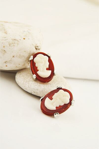 EUROMODA Queen Elizabeth Design Stud Earrings