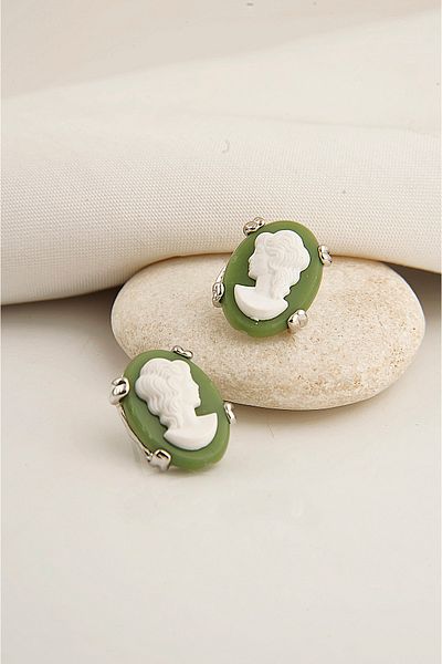 EUROMODA Queen Elizabeth Design Stud Earrings