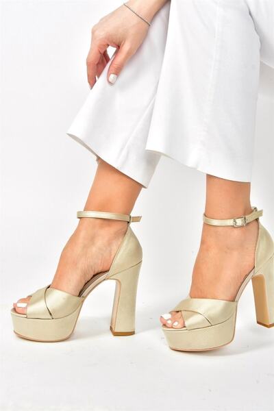 Fox Shoes Večerní společenské boty na podpatku z béžové látky M348202504