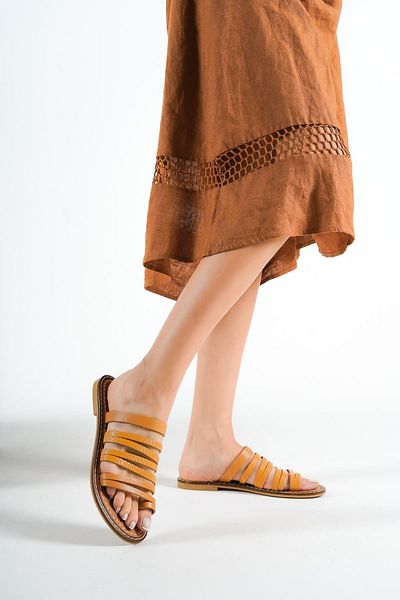 Capone Outfitters Γυναικείες δερμάτινες παντόφλες Capone Banded με λεπτομέρεια στον αντίχειρα