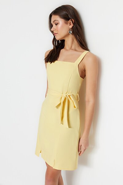 Trendyol Collection Żółta mini tkana sukienka z paskiem, prostym krojem i kwadratowym dekoltem TWOSS20EL0977